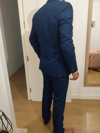 Traje de hombre azul marino y corbata, solo un uso