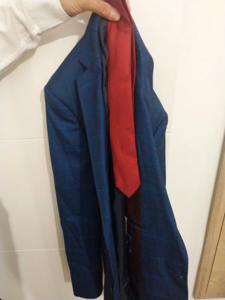 Traje de hombre azul marino y corbata, solo un uso