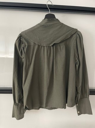 Camisa verde militar Alejandro con tachuelas dorad