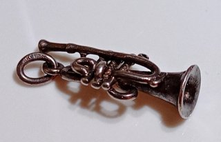 Colgante trompeta plata antigua