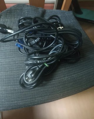 Cables varios (alimentación y video)