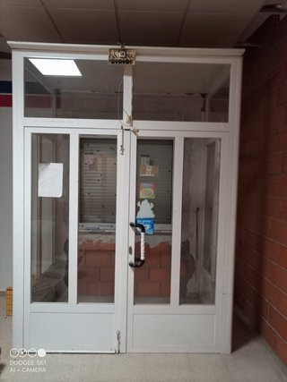 Cancela de aluminio blanco y cristal