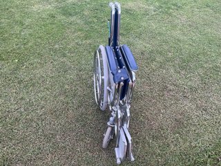 Silla de ruedas plegable azul metálica Uribarri