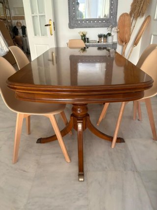 Mesa de comedor de madera.