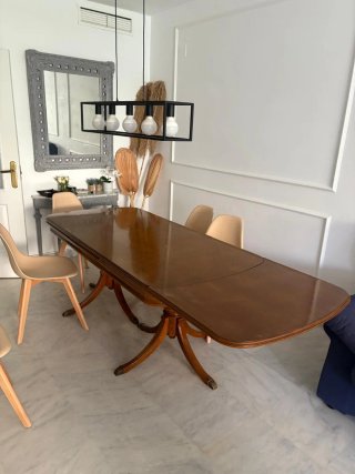 Mesa de comedor de madera.
