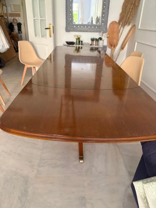 Mesa de comedor de madera.