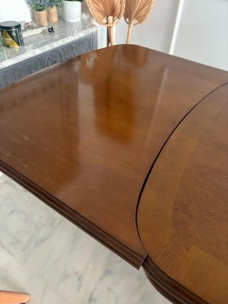 Mesa de comedor de madera.
