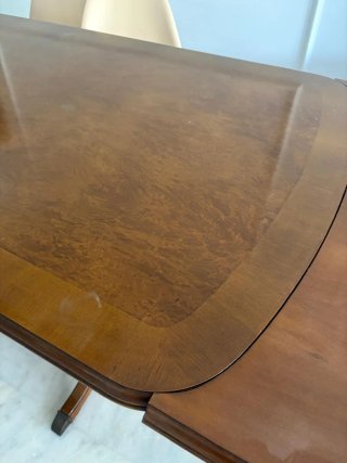 Mesa de comedor de madera.