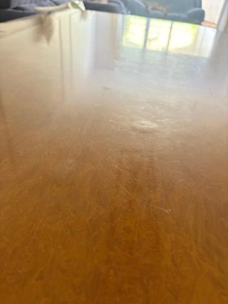 Mesa de comedor de madera.