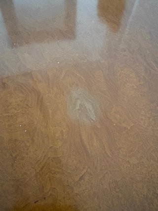 Mesa de comedor de madera.