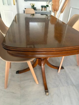 Mesa de comedor de madera.