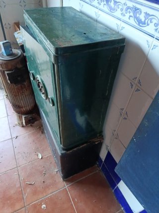 Caja fuerte antigua verde