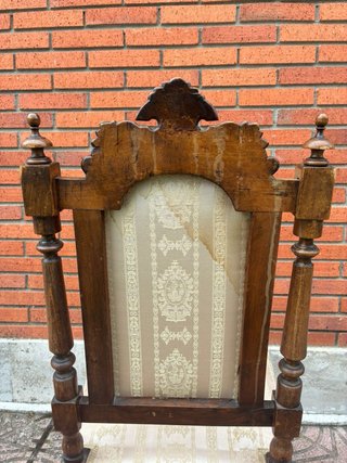 Silla antigua de madera y tela