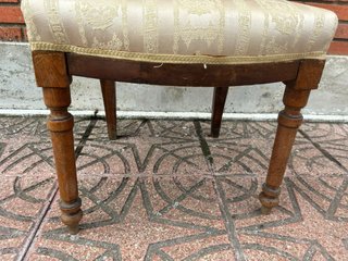 Silla antigua de madera y tela