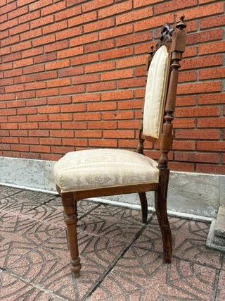 Silla antigua de madera y tela