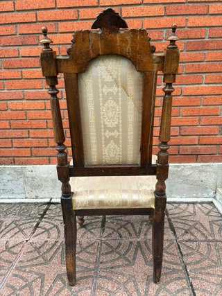 Silla antigua de madera y tela