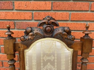Silla antigua de madera y tela