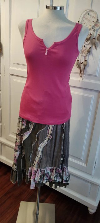 Conjunto: Camiseta, Chaleco y Falda