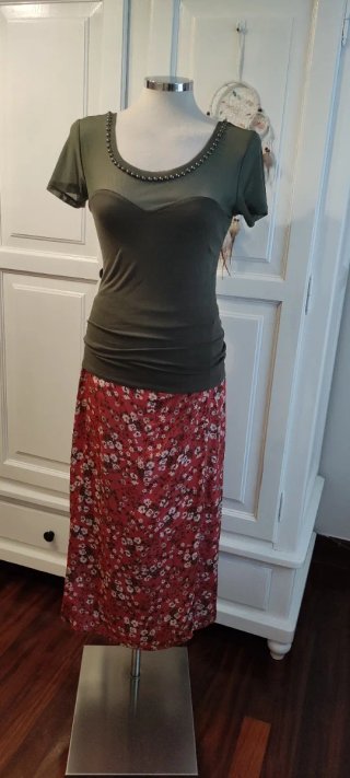 Conjunto: Camiseta, Chaleco y Falda