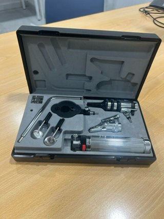 Conjunto de otoscopio, rinoscopio y oftalmoscopio.