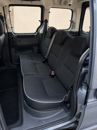 Peugeot Partner – 212.159 km – 5 plazas – Baca