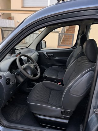 Peugeot Partner – 212.159 km – 5 plazas – Baca