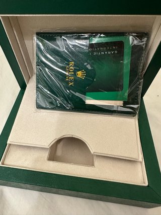Reloj elegante premium plateado con caja