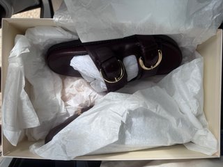 Sandalias de piel marrón con hebillas doradas