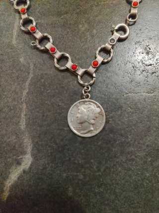 Pulsera P 900 colgante moneda y Piedras de corral