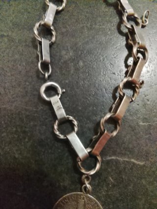 Pulsera P 900 colgante moneda y Piedras de corral