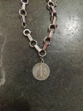 Pulsera P 900 colgante moneda y Piedras de corral