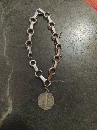 Pulsera P 900 colgante moneda y Piedras de corral