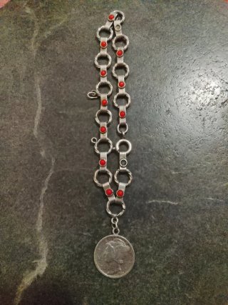 Pulsera P 900 colgante moneda y Piedras de corral