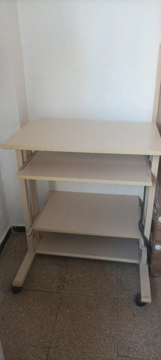 Mesa de escritorio con ruedas