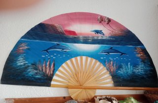 Abanico pintado a mano con delfines