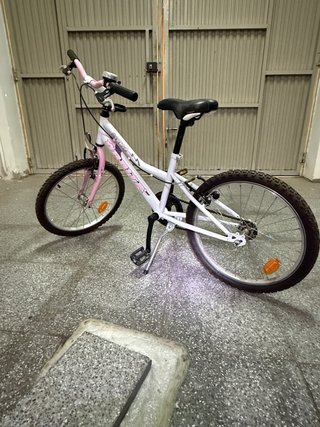Bicicleta infantil morada y blanca