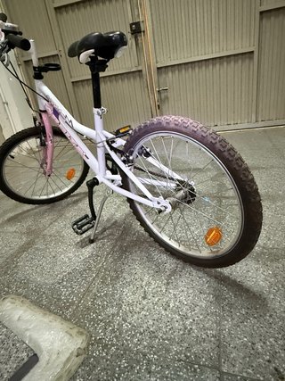 Bicicleta infantil morada y blanca