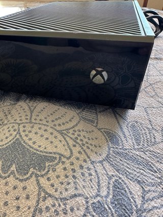 Xbox One 500GB en su caja con 2 Mandos y 2 juegos