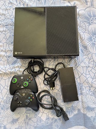 Xbox One 500GB en su caja con 2 Mandos y 2 juegos