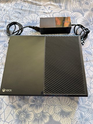 Xbox One 500GB en su caja con 2 Mandos y 2 juegos