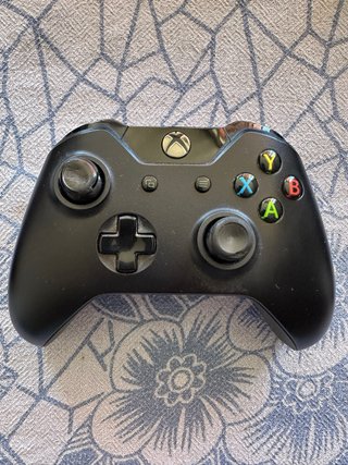 Xbox One 500GB en su caja con 2 Mandos y 2 juegos
