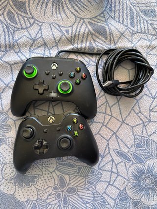 Xbox One 500GB en su caja con 2 Mandos y 2 juegos