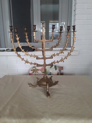 Candelabro de metal dorado