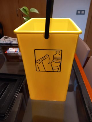 Cubo basura Fervik amarillo y negro