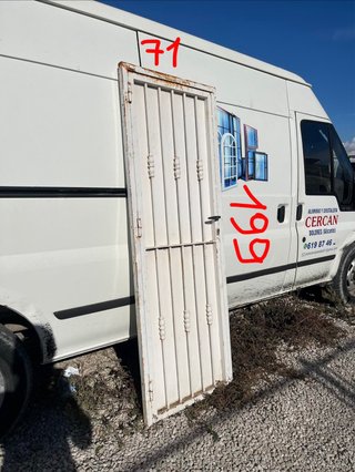 Puerta reja blanca