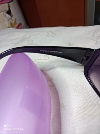 Occhiali da sole da donna neri e custodie viola