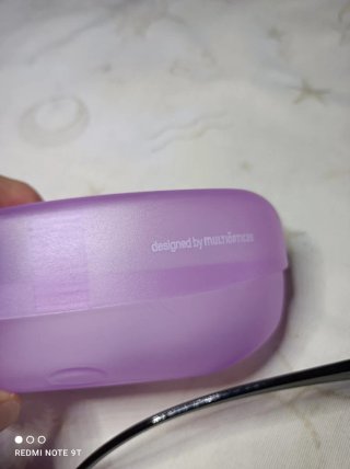 Occhiali da sole da donna neri e custodie viola