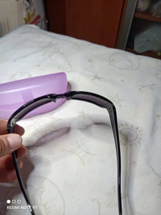 Occhiali da sole da donna neri e custodie viola