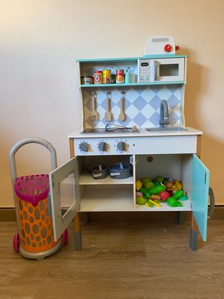 Cocina de madera con carrito de la compra