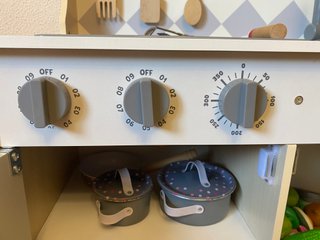 Cocina de madera con carrito de la compra